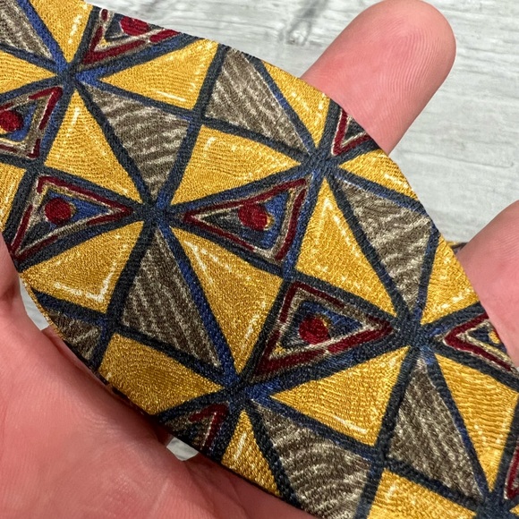 Carrot & Gibbs Gold Pattern Silk Bowtie Bow Tie - Picture 2 of 5